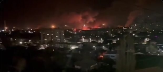 Rusia și Ucraina s-au atacat reciproc cu sute de drone: incendiu la o bază aeriană după un atac masiv și 14 răniți într-un oraș din centrul țării vecine