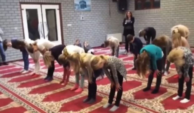 Un român a scris pe Facebook că unele școli din Olanda ar duce copiii creștini la moschei și i-ar iniția în islamism