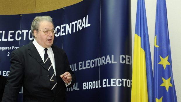 Cum a trecut Corneliu Vadim Tudor prin sita CCR. Naţionalist şi susţinător declarat al mareşalului Antonescu, a fost lăsat să candideze la Preşedinţie de cinci ori