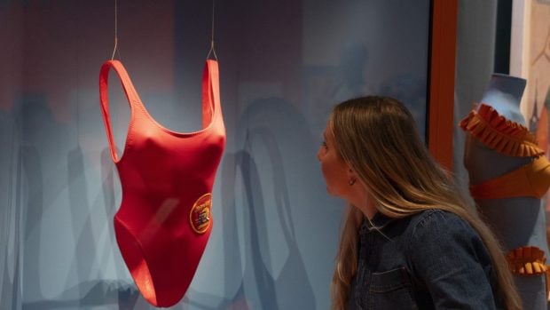 Celebrul costum de baie al Pamelei Anderson din „Baywatch” a fost expus la Londra: „E piesa centrală”