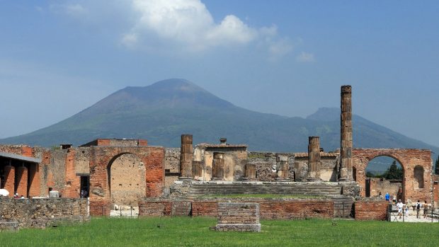 Cum s-a transformat în sticlă creierul unui tânăr care se odihnea în pat când a erupt Vezuviul, în Pompei