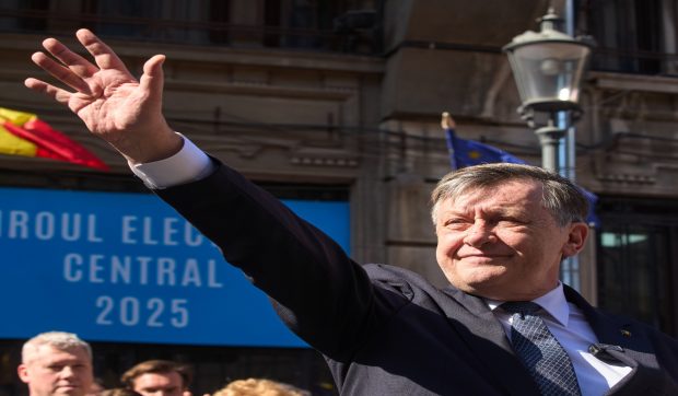 Candidatura lui Crin Antonescu la alegerile prezidențiale a fost înregistrată la BEC