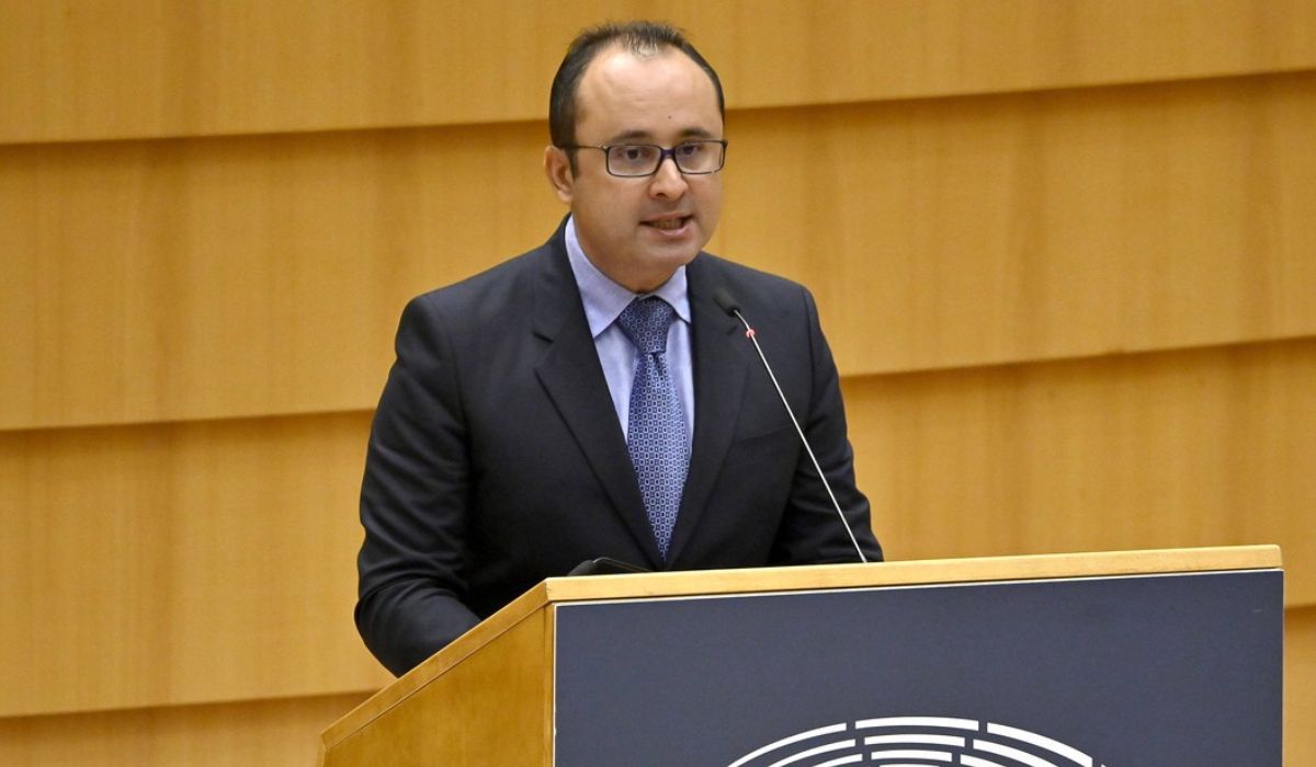 Trei eurodeputați români, implicați într-o anchetă privind plăți ilegale pentru sprijinul Huawei. Cum răspund aceștia