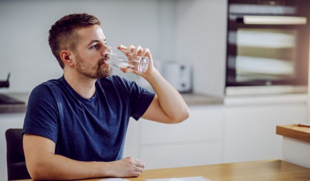 Cum elimini microplasticele din apa pe care o bei. Metoda e simplă și scade riscurile asupra sănătății