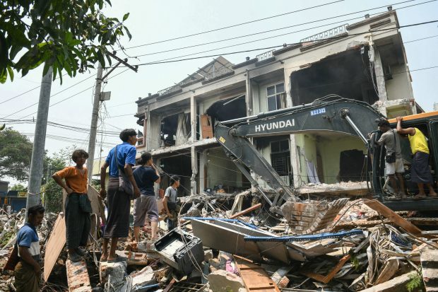Momentul dramatic în care un băiat își ia rămas-bun de la mama sa, moartă printre dărâmături după cutremurul din Myanmar | VIDEO