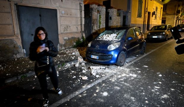 Cutremur de suprafață în Napoli, oamenii și-au petrecut noaptea pe străzi, de frica unor replici