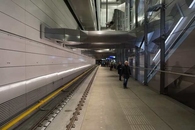 „Chiar are față de român”. Editorial în presa olandeză despre tinerii care dorm pe jos la metrou, în Amsterdam