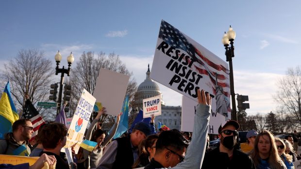 Retorica „Ucraina vinovată de război”, susținută de foarte puțini americani. Păreri împărțite în privința exploatării minereurilor ucrainene