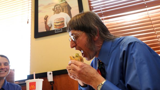 Don Gorske și-a îmbunătățit recordul de Big Mac mâncați: „Am ajuns la 35.000, dar nu faceți ca mine!”
