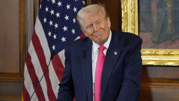 Trump spune că va discuta marți cu Putin despre încetarea focului în Ucraina și „împărțirea anumitor active”