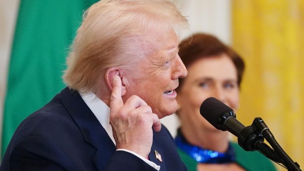 Donald Trump a folosit machiaj pentru a-și acoperi vânătaia de pe mâna dreaptă, scrie presa britanică. Ce spun medicii