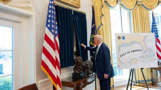 Cum arată Biroul Oval la doar două luni după sosirea lui Trump la putere: mult aur, o hartă cu „Golful Americii” și un buton roșu cu care cere Diet Coke | VIDEO