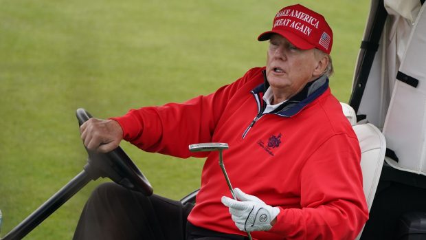 Cum au ajuns americanii să plătească zeci de milioane de dolari pentru partidele de golf ale lui Donald Trump