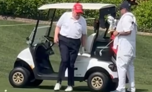 Oamenii se întreabă „ce este în neregulă cu picioarele lui Donald Trump?” după ce au apărut imagini cu el jucând golf