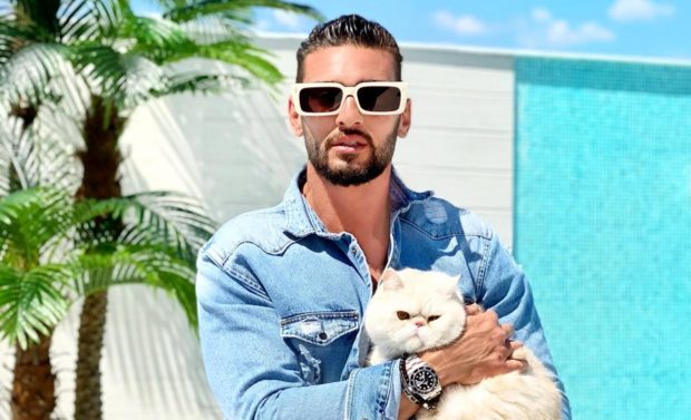 Imagine Stire Imagini din curtea casei lui Dorian Popa, decorată cu pietre albe și palmieri. Nu are nici gazon, nici flori: „Am dat drumul la piscinică” | 2review.ro