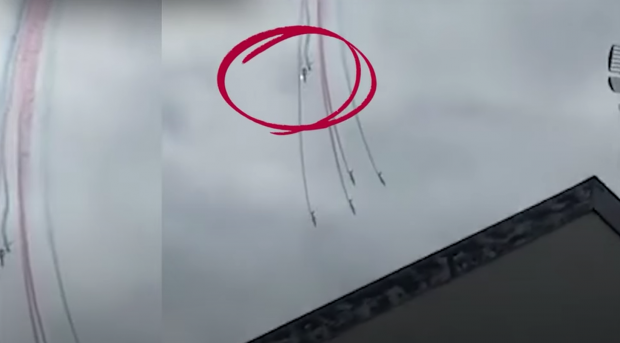Coliziune în aer între două avioane militare franceze, în timpul unui exercițiu pentru un spectacol aviatic. Piloții s-au catapultat în ultima secundă VIDEO