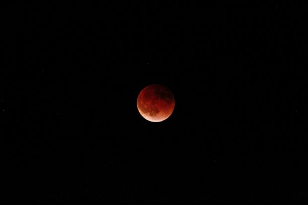 Luna sângerie din Fecioară. Ce aduce eclipsa totală de Lună pe 14 martie
