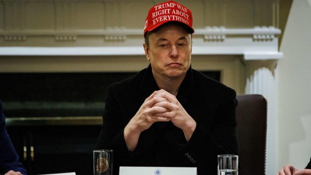 Cum a ajuns Elon Musk țapul ispășitor al lui Trump: jocurile de putere ascunse în spatele unei strategii bine puse la punct