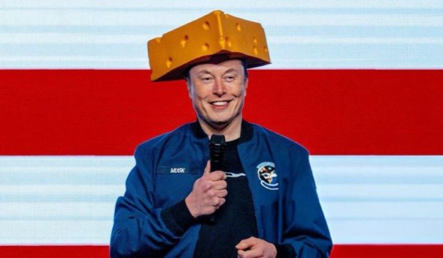 Elon Musk a apărut pe scenă cu o pălărie ridicolă, în formă de cașcaval. Ce a vrut să transmită miliardarul | VIDEO