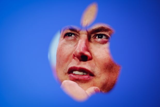 Apple și Musk se ciocnesc din cauza planurilor de extindere a sateliților. Cel mai bogat miliardar și cea mai mare companie din lume, în dispută spațială