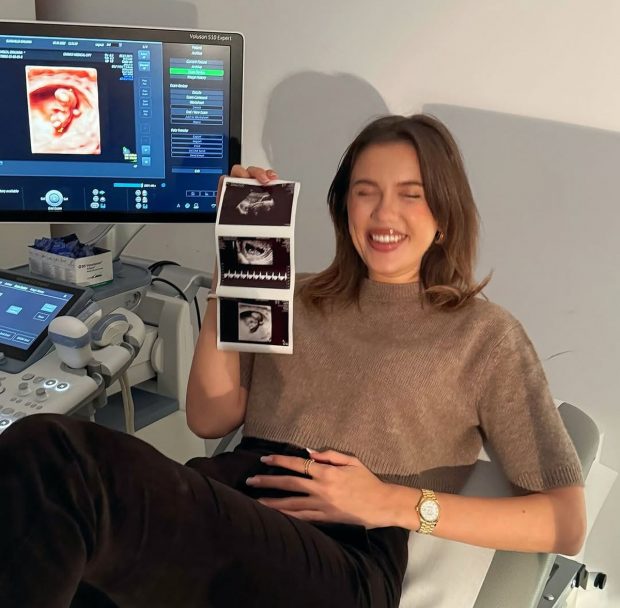 Cum și-a dat seama Emily Burghelea că e însărcinată din nou, înainte ca testul să iasă pozitiv?! Povestea este una cu totul și cu totul specială 