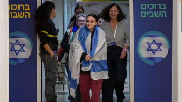 Emily Damari, împușcată în timp ce era răpită și ținută ostatică 471 de zile: „«Doctor Hamas» m-a cusut ca pe o pernă. Nu mai am două degete”