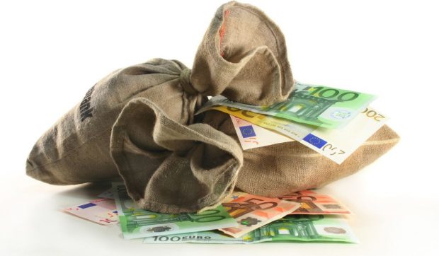 O femeie a aruncat la gunoi, din greșeală, 18.900 de euro, iar un bărbat i-a găsit și i-a oferit o lecție de viață