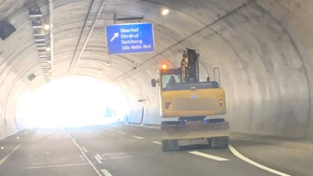 „Ce este mare, galben și nu are voie pe autostradă?”, întrebarea virală pusă de polițiștii germani