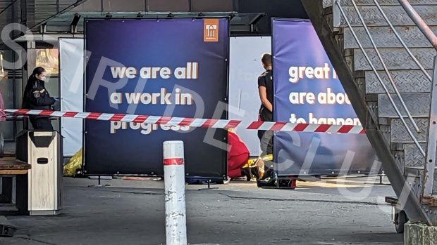 O femeie din Cluj a murit după ce a căzut de pe o terasă în parcarea Iulius Mall. Medicii au încercat să o resusciteze