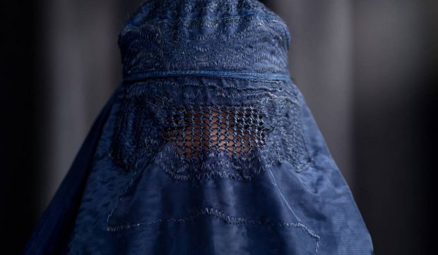 Prima sancțiune pentru încălcarea interdicției burka în Elveția pune în dificultate autoritățile