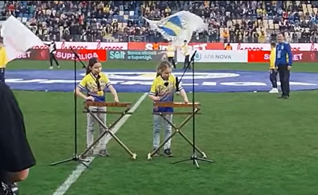 Spectacol la Ploiești cu surorile din Dițești, care au cântat imnul Petrolului împreună cu tot stadionul, la meciul cu Sepsi