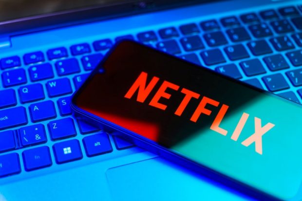  Top Filme și Seriale Care Captivează - Black Mirror Sezonul 7, You Final și Mai Multe Surprize! Descoperă Noi Aventuri, Drame Cutremurătoare și Documentare Fascinante pe Platforma Ta Preferată!