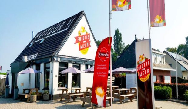 Doi români au preluat un fast-food din Belgia și vând sarmale și mici cu cartofi prăjiți