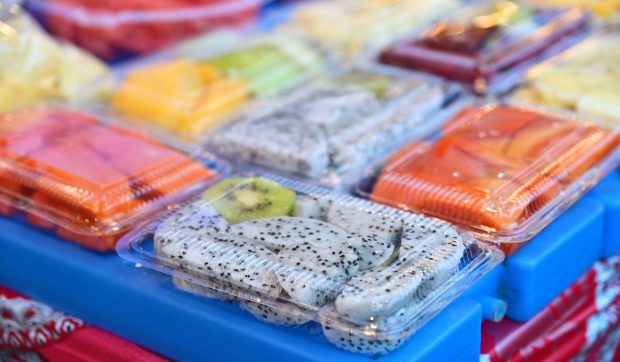 Pericolele alimentare ascunse: fructele tăiate din supermarket, germenii cruzi și laptele crud
