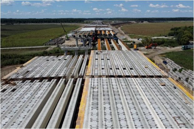 Doi hoți din Prahova au lăsat în beznă un tronson din Autostrada 7 după ce au furat cablul electric îngropat în pământ