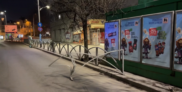 Ce a rămas în urma protestelor violente din centrul Capitalei: vitrine sparte, garduri rupte și trotinete distruse