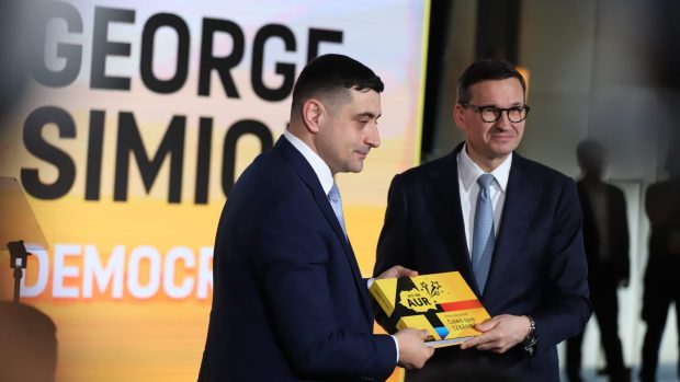 George Simion şi-a depus candidatura la alegerile prezidenţiale 2025 alături de Mateusz Morawiecki, fost premier al Poloniei. Există o contestație pentru Simion