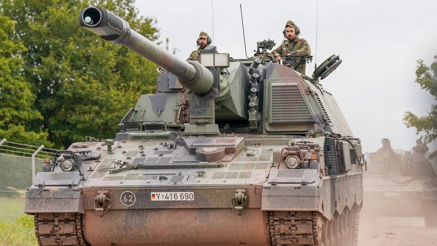 Germania renunță la decenii de pacifism și se pregătește intens de război. Încrederea în marele aliat SUA s-a prăbușit