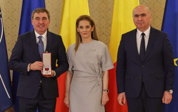 Marilena Hagi, apariție elegantă alături de Gheorghe Hagi, care a fost decorat. Cât costă pantofii pe care i-a asortat la rochia gri cu crăpătură pe picior