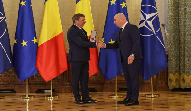 Gheorghe Hagi, decorat la Cotroceni de Ilie Bolojan: „Am muncit 50 de ani pentru acest moment”
