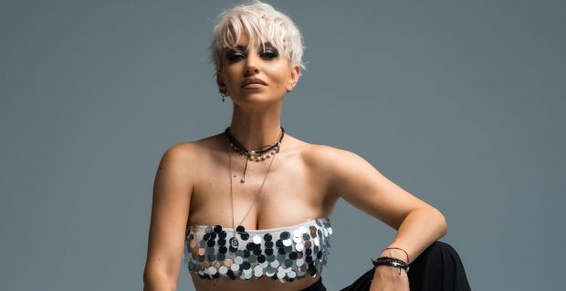 Imagine Stire Imagini cu Giulia Anghelescu în costum de baie și clăpari, în zăpadă. „Nu am răcit dar nici nu am mai avut curaj să fac asta” | 2review.ro
