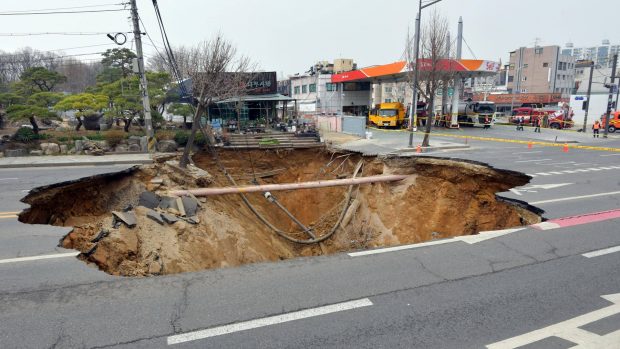 Momentul în care o groapă din șosea înghite un motociclist, în Coreea de Sud
