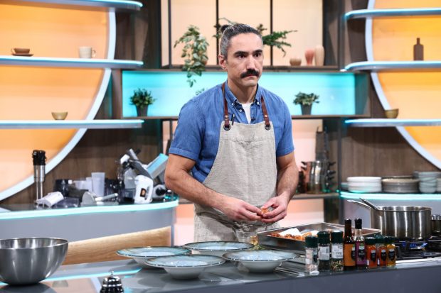 Imagine Stire Povestea emoționantă a lui Haan Palcu, de la „Chefi la cuțite” 2025. Cu o mamă româncă și un tată taiwanez, concurentul a fost chef într-un restaurant renumit din Toronto | 2review.ro