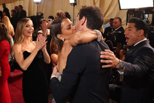 Halle Berry s-a răzbunat pe Adrien Brody la Premiile Oscar 2025. Ipostazele în care au fost fotografiați pe covorul roșu