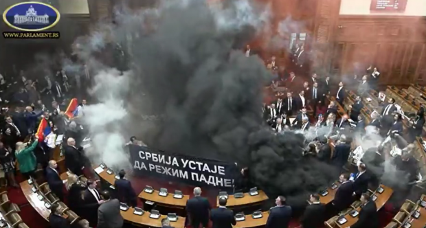 Haos total în Parlamentul Serbiei. Opoziția a aprins fumigene în sala de ședință și a vărsat apă pe președinta Adunării Naționale