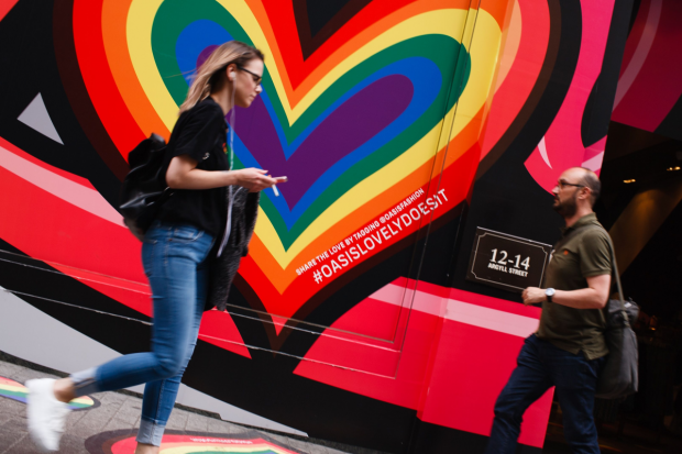 Un sfert dintre tinerii cu vârste între 18 și 24 de ani se identifică drept bisexuali, potrivit unui sondaj