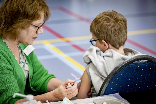 SUA taie fondurile pentru vaccinuri în țările sărace, anunță New York Times. Peste 1,2 milioane de copii vor muri fără acestea în următorii 5 ani