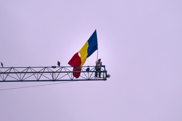 Stegarul Dac sfidează autoritățile: și-a tăiat brățara de supraveghere și a urcat pe o schelă în centrul Bucureștiului