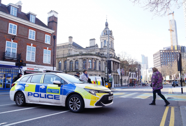 Trei eleve au bătut un bărbat de 75 de ani pe stradă până l-au omorât. Poliția britanică, șocată de violența atacului
