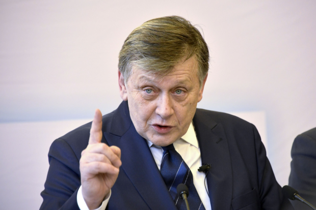 Crin Antonescu, ironic despre situația candidaților suveraniști: „Acolo e ca la un parastas, se înghesuie, fură de pe masă, din colivă”